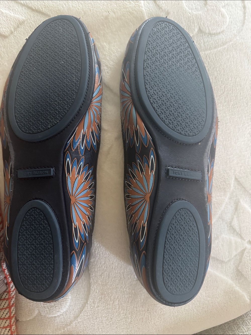 Two Pair Tory Burch Navy Floral Reva Flats & Taupe Logo Ballet Flats Two Pair - Picture 2 of 3